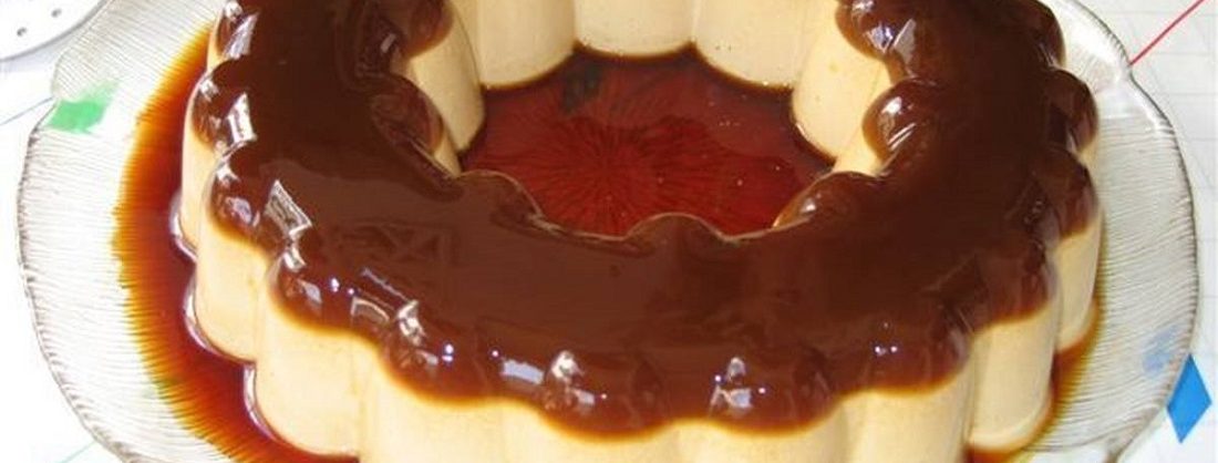 Flan de café oscuro y brillante con su capa de caramelo