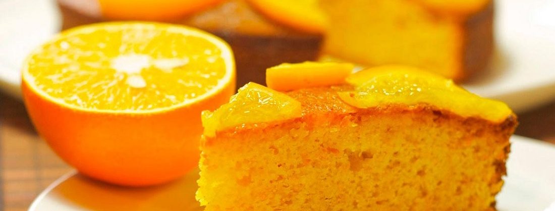 Bizcocho de naranja alto y esponjoso decorado con azúcar glass