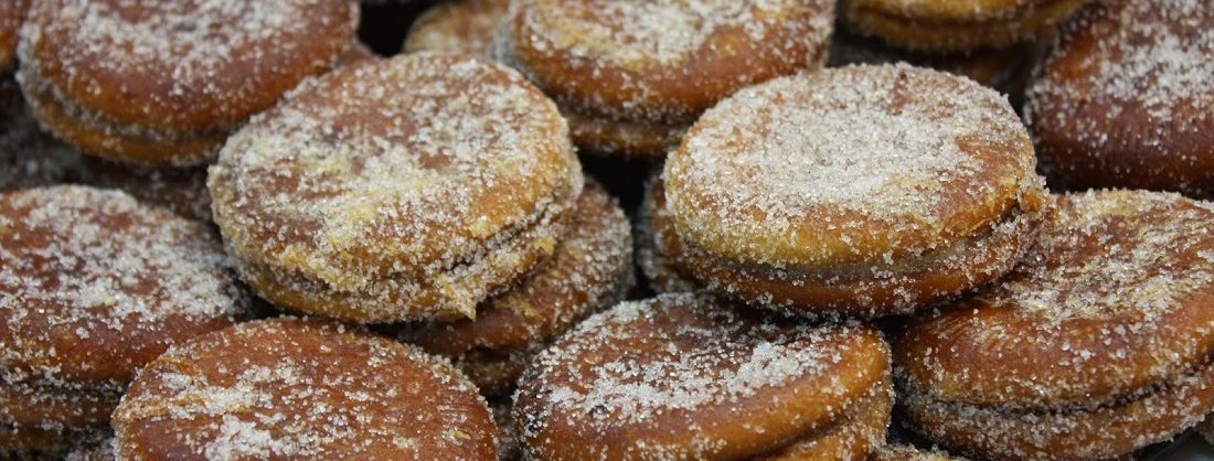 Bandeja de galletas fritas rebozadas en azúcar y canela