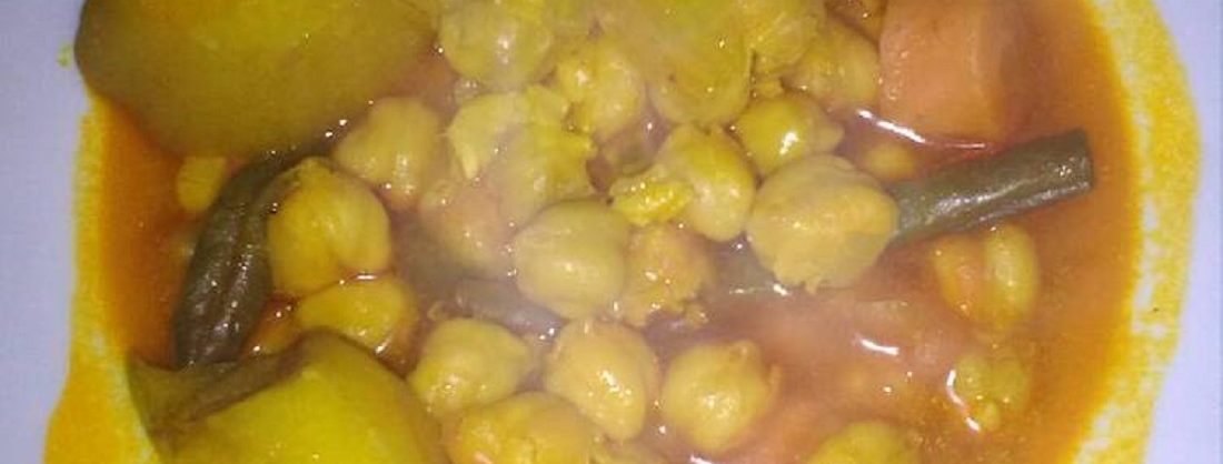 Guiso de olla gitana con garbanzos, verduras y morcilla de cebolla