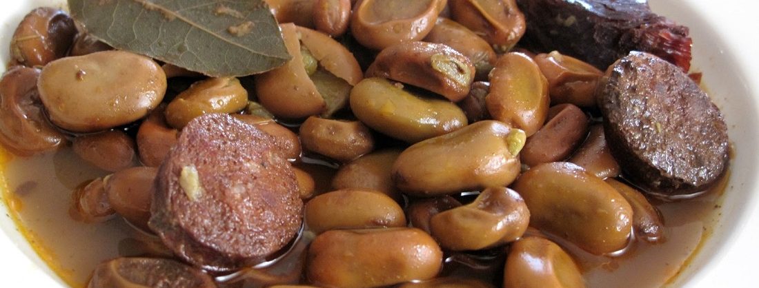Cazuela de barro con habas hervidas, chorizo y jamón