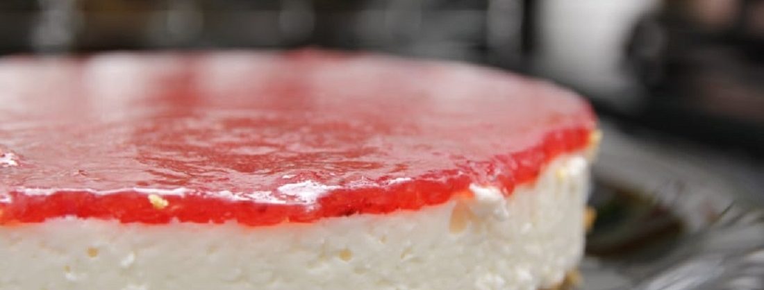 Tarta de queso con cobertura de mermelada de fresa