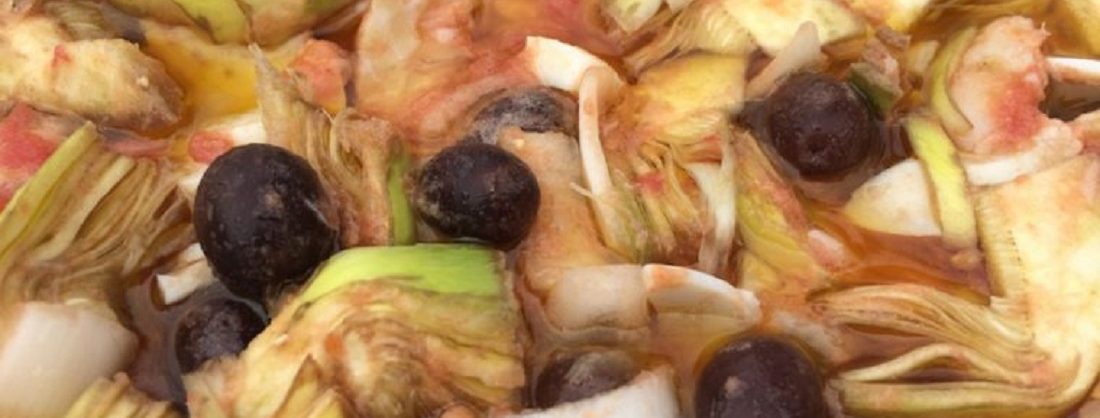 Ensalada variada con alcachofas, bacalao desmigado, huevo duro y olivas de cuquillo