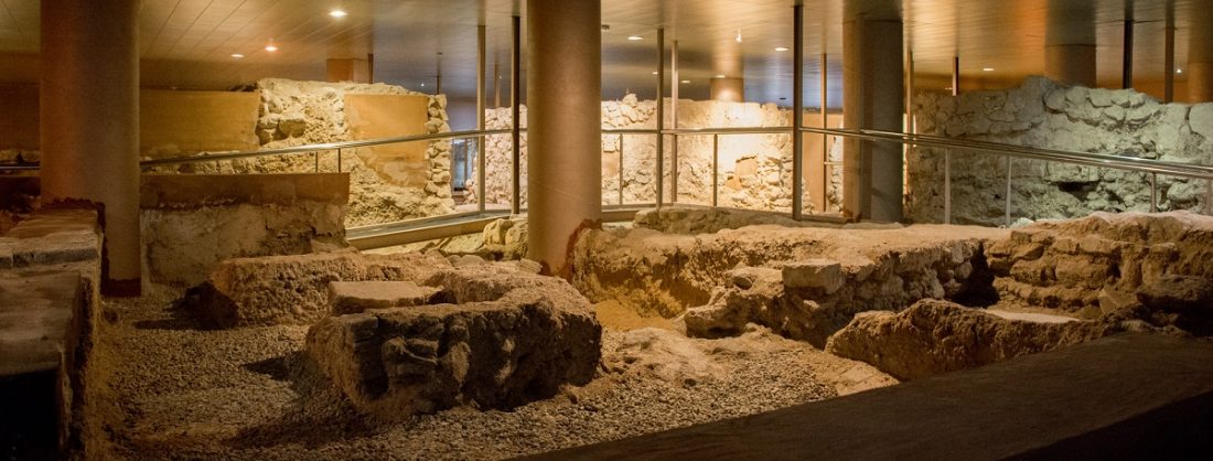 Pasarelas sobre los restos arqueológicos del Museo de la Muralla