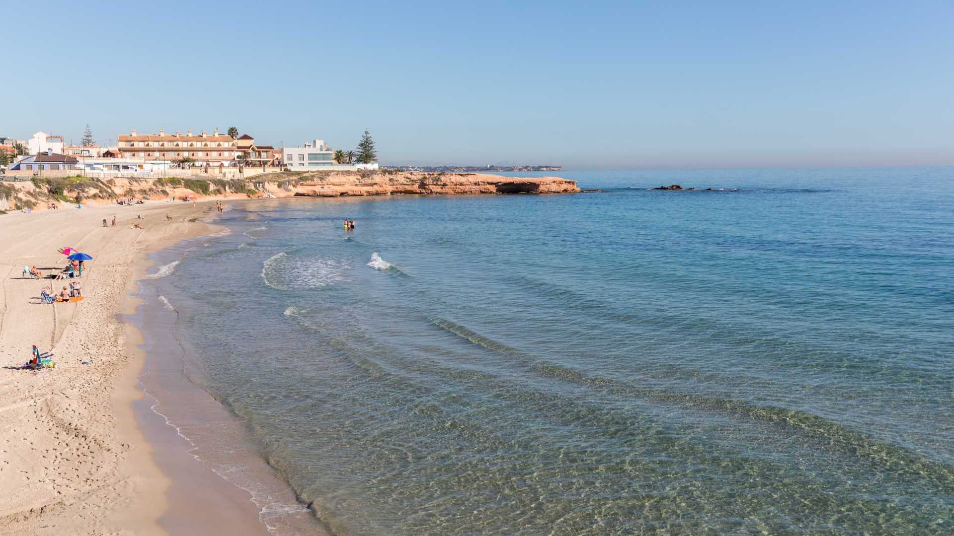 Panorámica de la Playa de los Jesuitas con sus redes de vóley