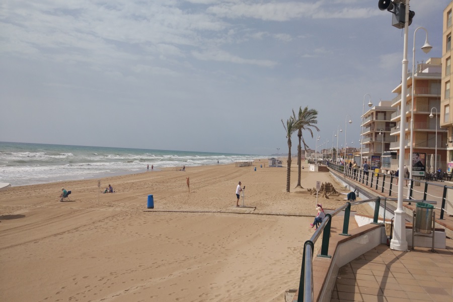 Bañistas y paseo marítimo de la Playa Centro de Guardamar