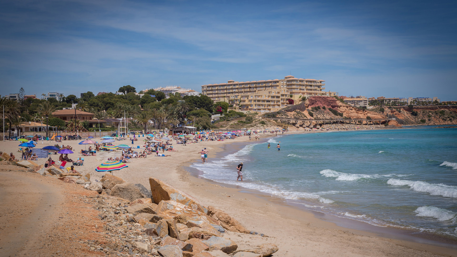 Vistas de la extensa Playa de la Glea y el Puerto Deportivo de Campoamor