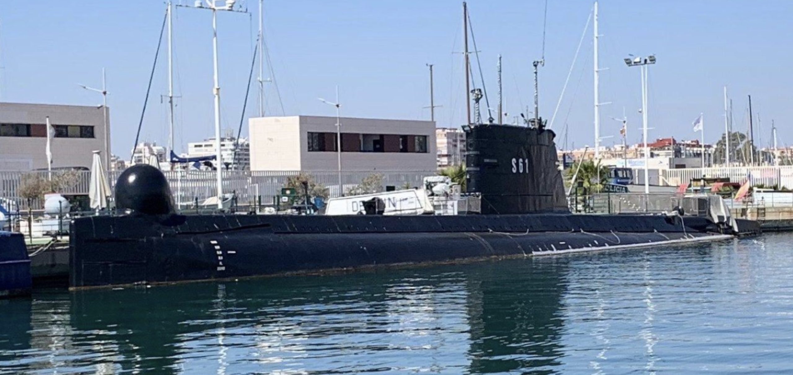 Submarino S-61 Delfín atracado en el puerto de Torrevieja
