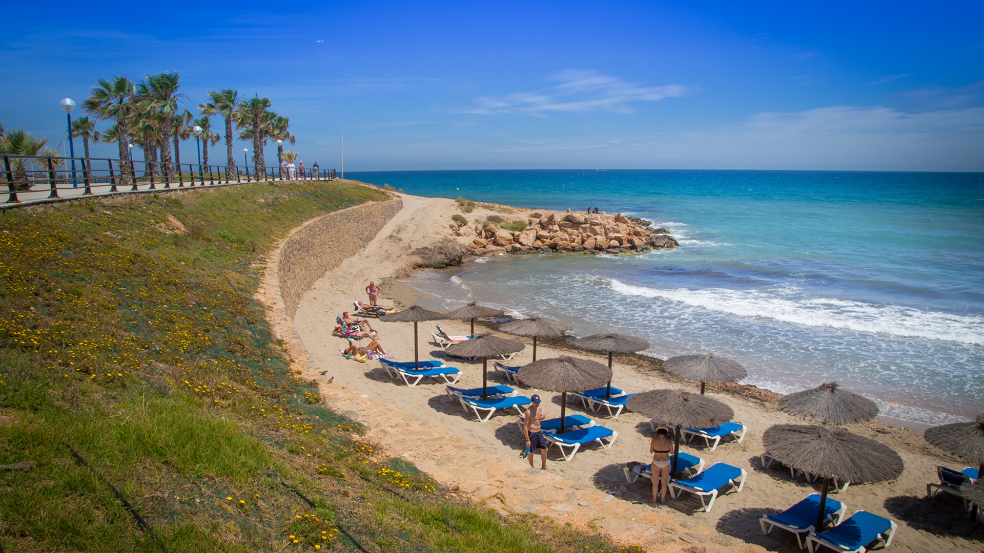 Playa de Punta Prima y su distintivo ascensor de acceso