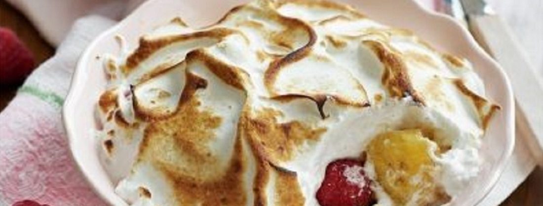 Fuente de arroz con leche con merengue dorado al horno