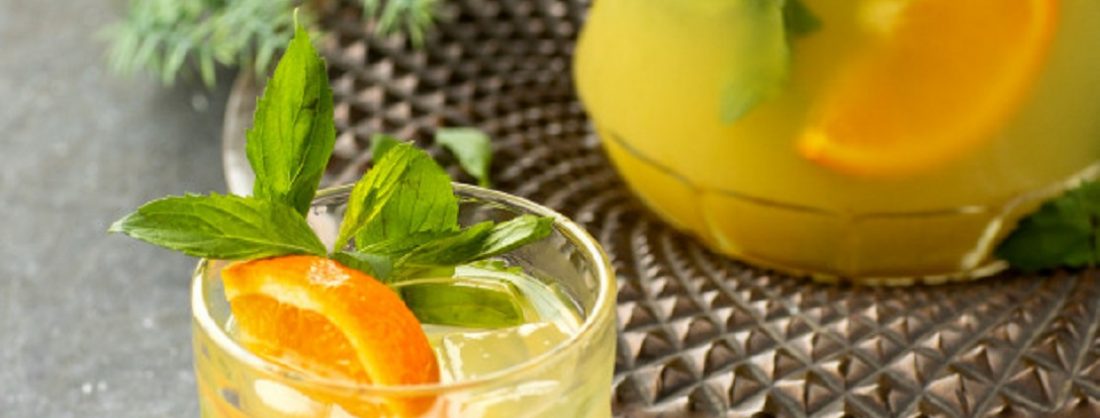 Copas de mojito de naranja con hielo picado, menta y rodajas de naranja