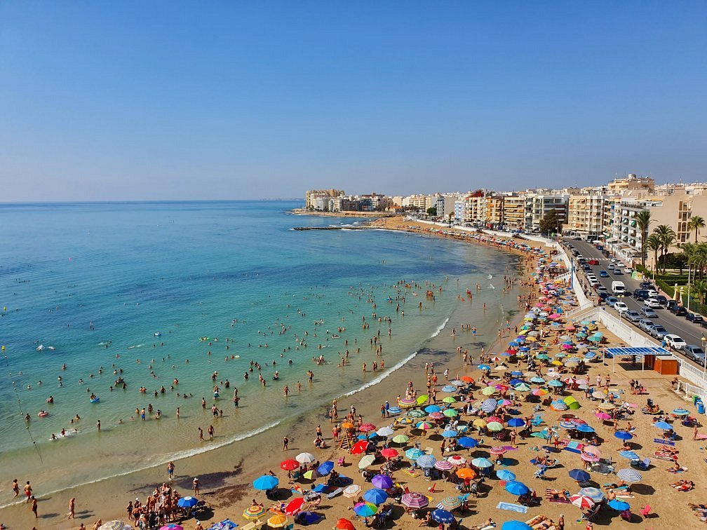 Panorámica de la Playa de los Locos y su paseo marítimo