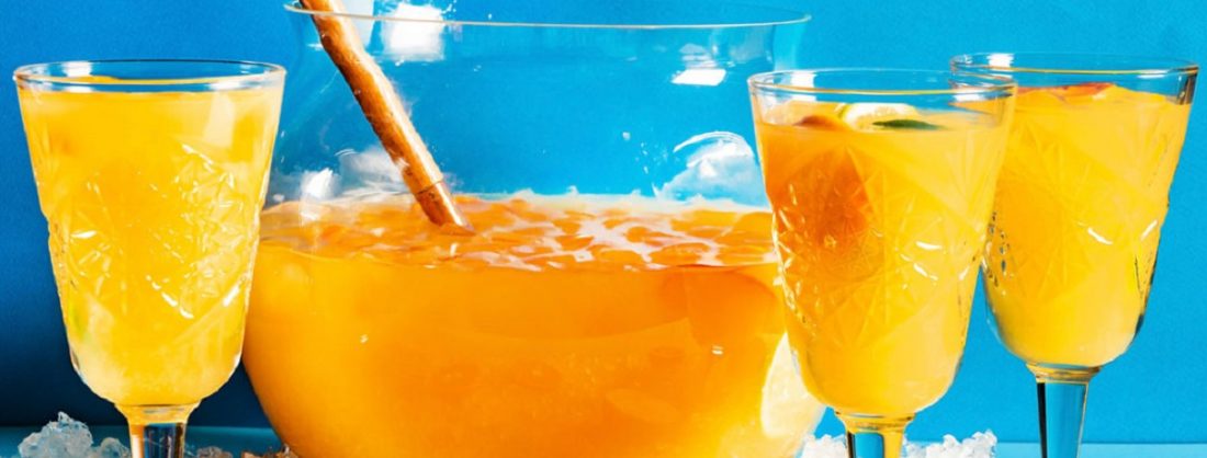 Jarra de Agua de Valencia servida con rodajas de naranja y mucho frío