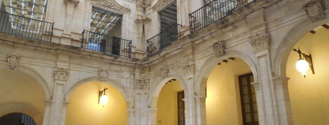 Fachada principal del Palacio Episcopal junto al río Segura