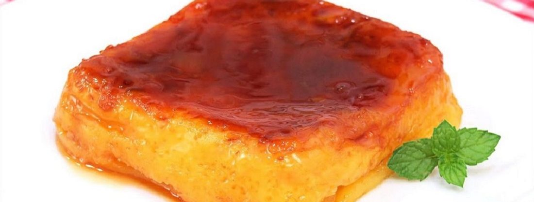 Porciones de tocino de cielo brillante con su caramelo