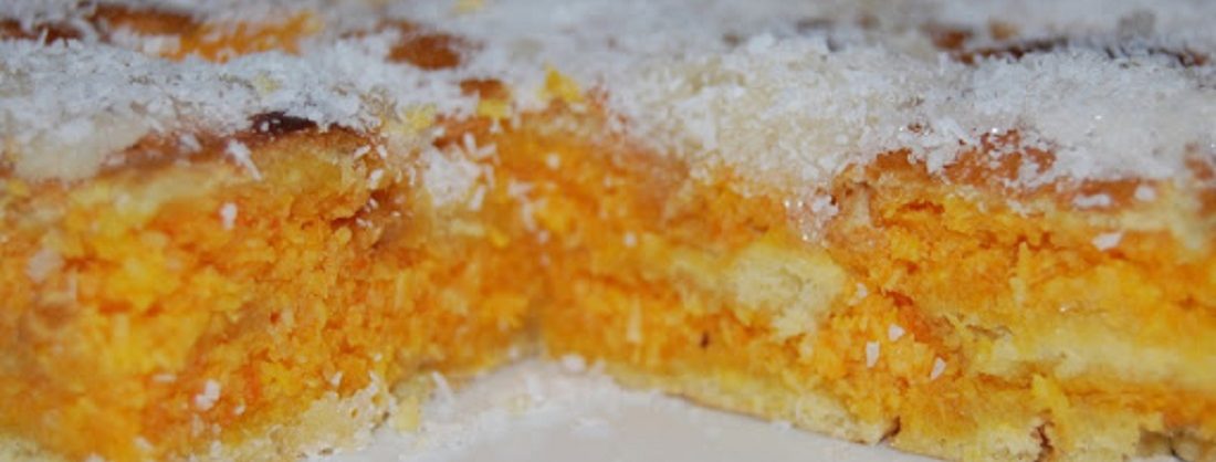 Tarta de zanahoria por capas cubierta con coco rallado