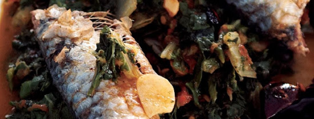 Plato de camarrojas y acelgas rehogadas acompañadas de sardinas, ajos tiernos y ñoras