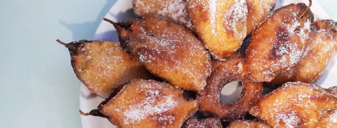 Bandeja de paparajotes recién hechos espolvoreados con azúcar y canela