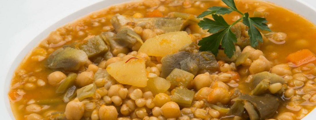 Guiso tradicional de trigo picao con garbanzos y cardos