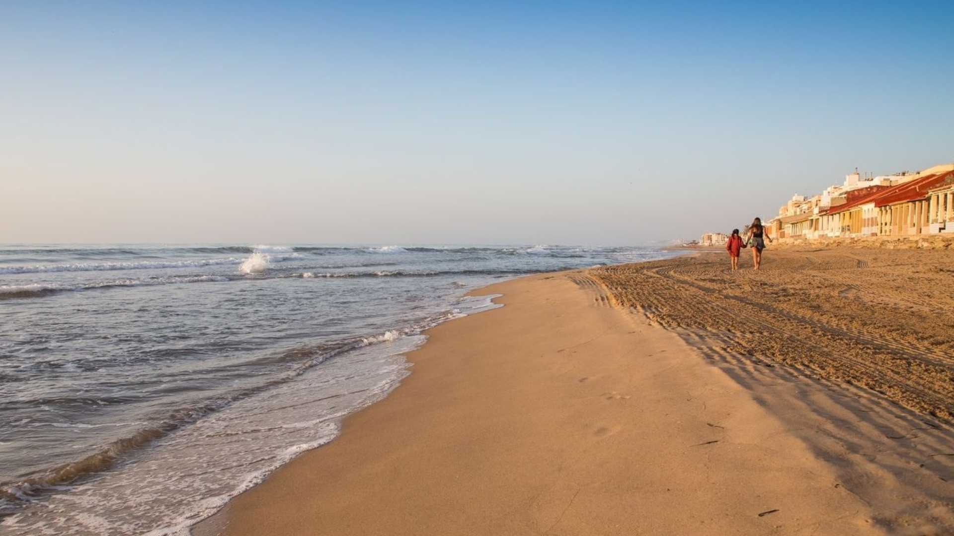 Casas históricas de Babilonia frente al mar en Guardamar