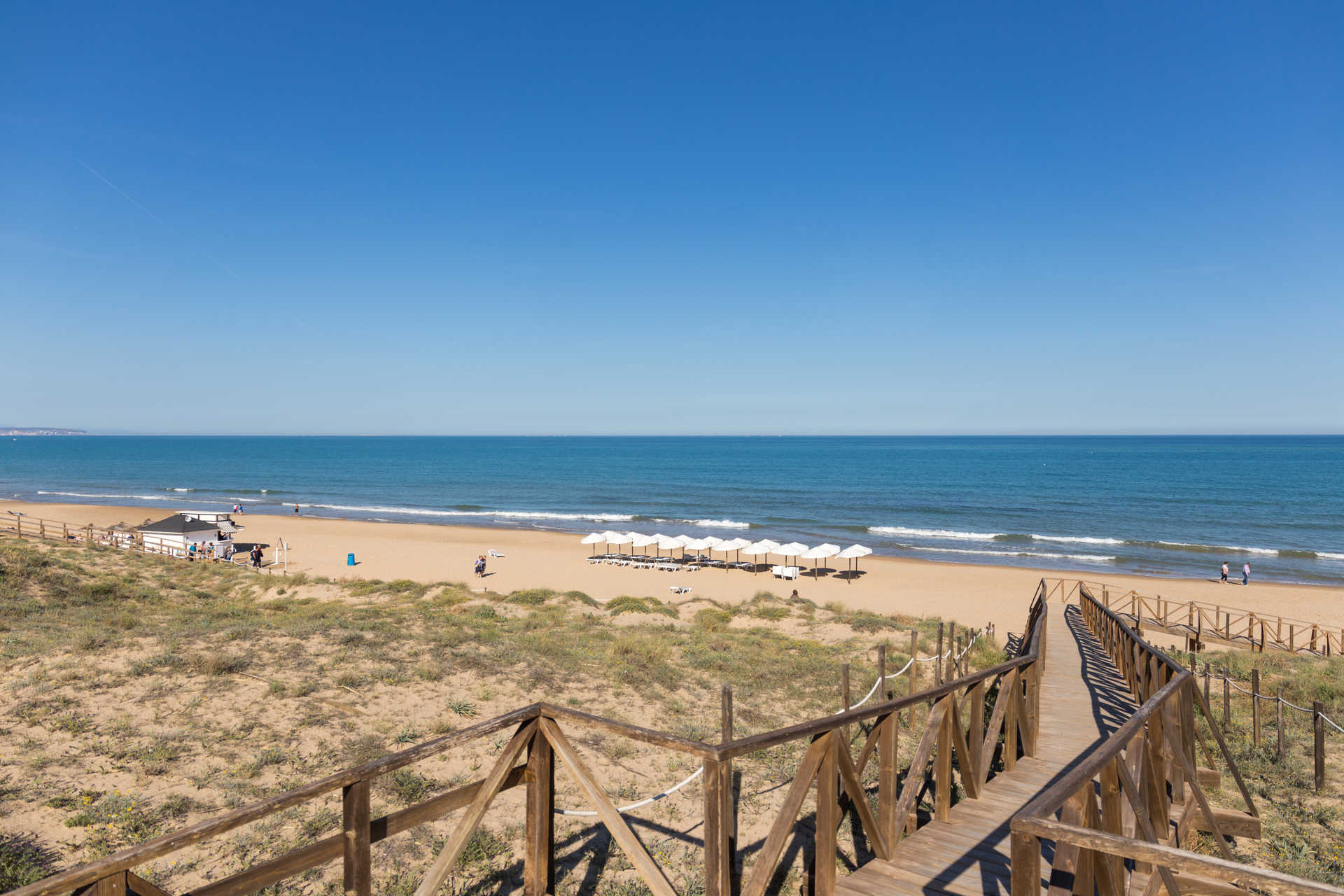 Extensas playas de arena fina y dunas en Guardamar del Segura