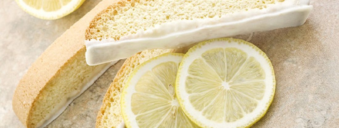 Bizcocho rectangular cubierto con una capa de crema de limón