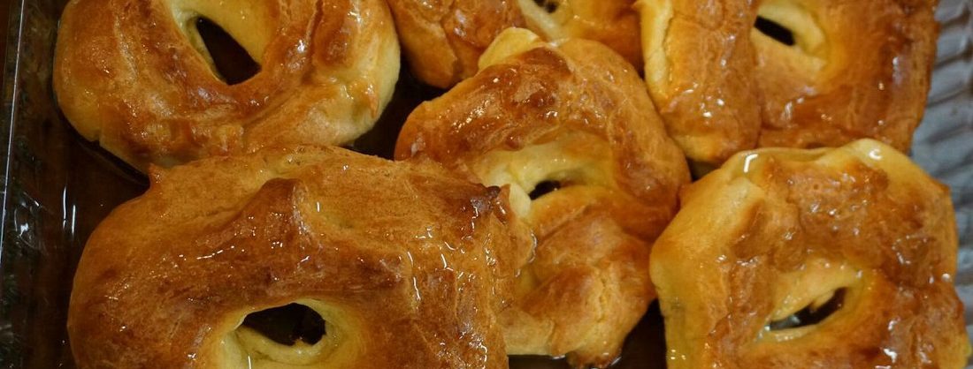 Bandeja de almojábenas doradas y brillantes por la miel