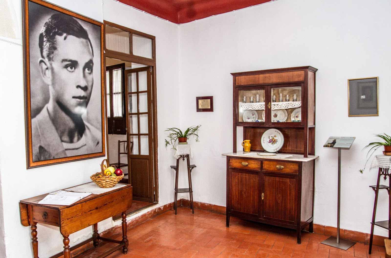 Fachada blanca de la Casa Museo de Miguel Hernández