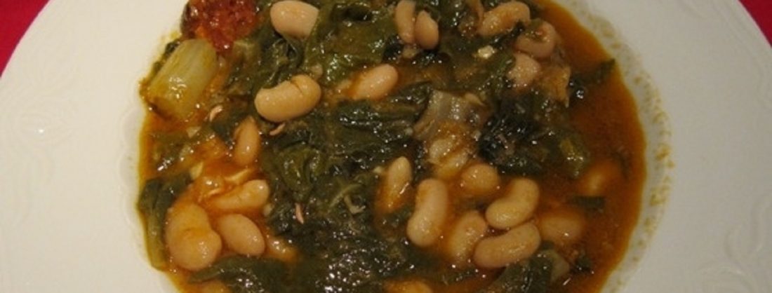 Plato de potaje de habichuelas con acelgas, cardos y patatas