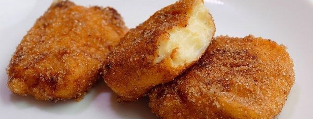 Plato de leche frita recién hecha espolvoreada con canela