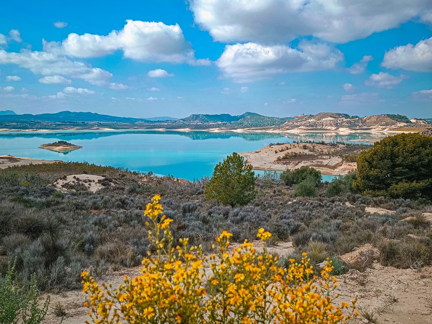 Vistas panorámicas del agua turquesa del Embalse de la Pedrera