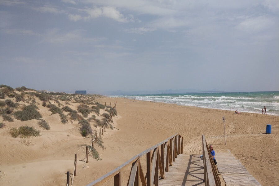 Paisaje natural de dunas y mar en la Playa de El Campo