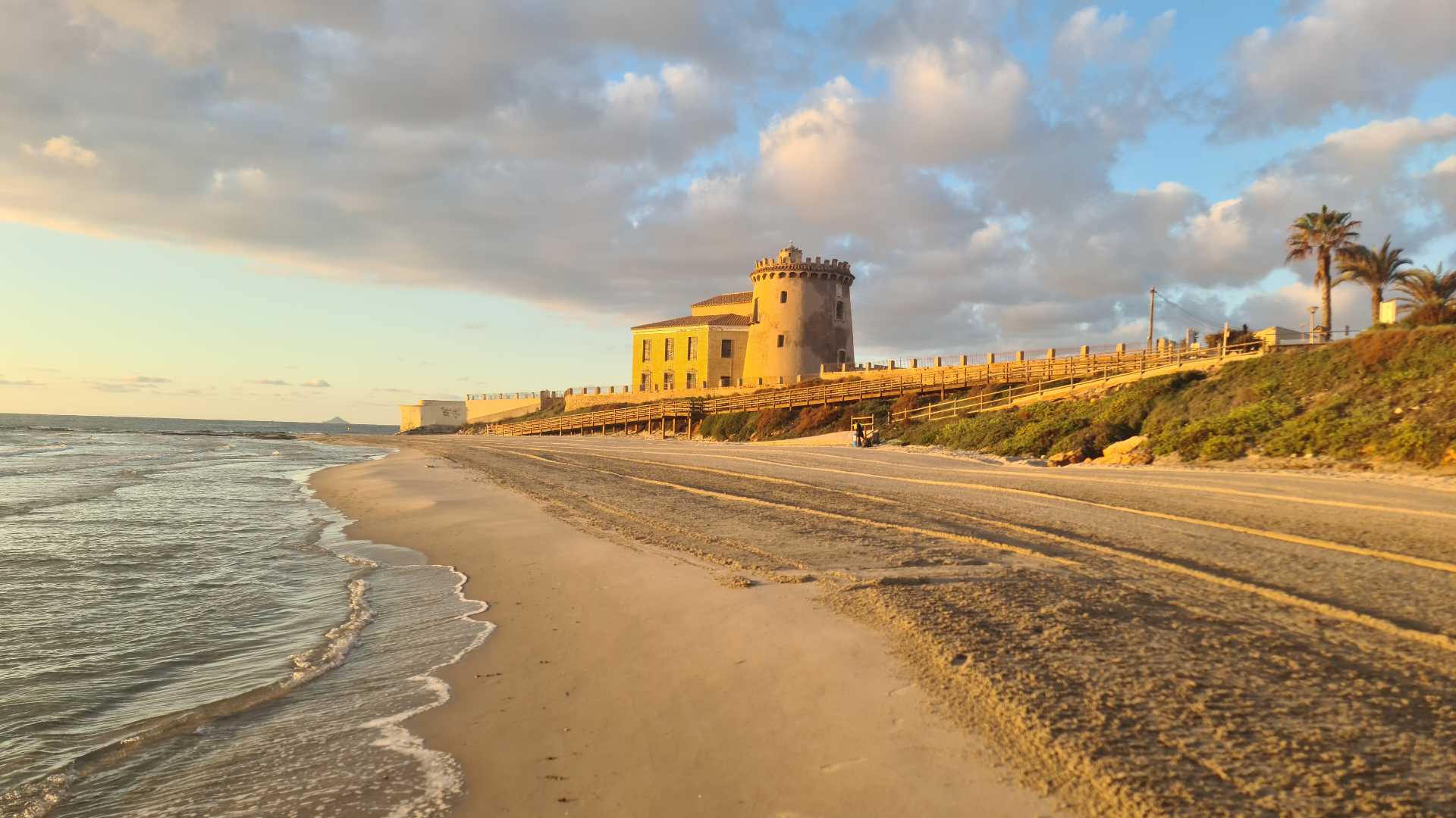 Playa del Conde con la Torre Vigía al fondo