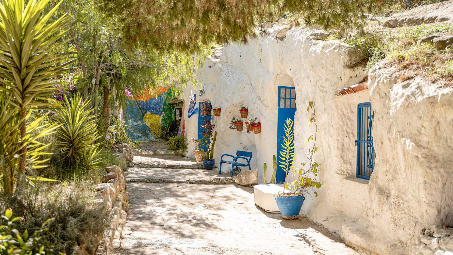 Entrada decorada a una de las Cuevas del Rodeo