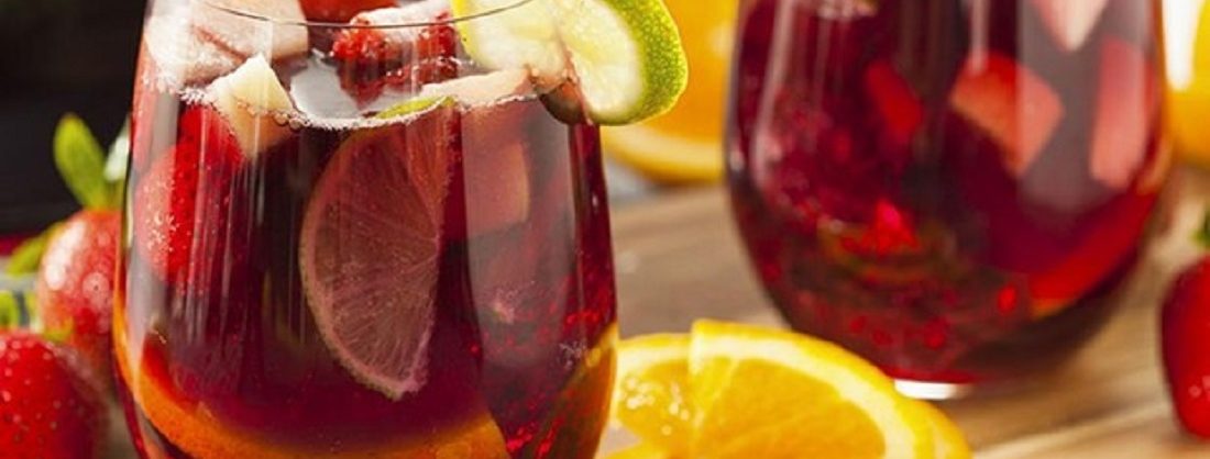 Jarra de tinto de verano con mucho hielo y rodajas de cítricos