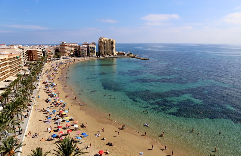 Playa del Cura con el paseo marítimo de Torrevieja al fondo