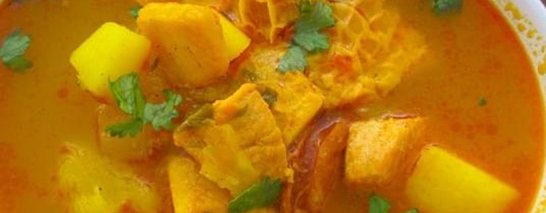 Guiso de mondongo con garbanzos, morcilla y carne de cerdo