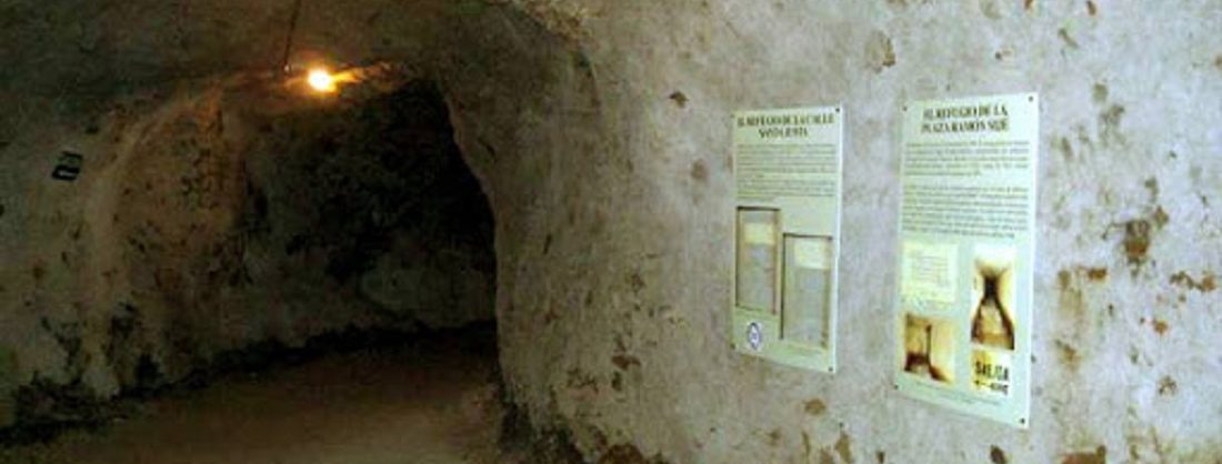 Interior del túnel excavado en piedra del refugio antiaéreo