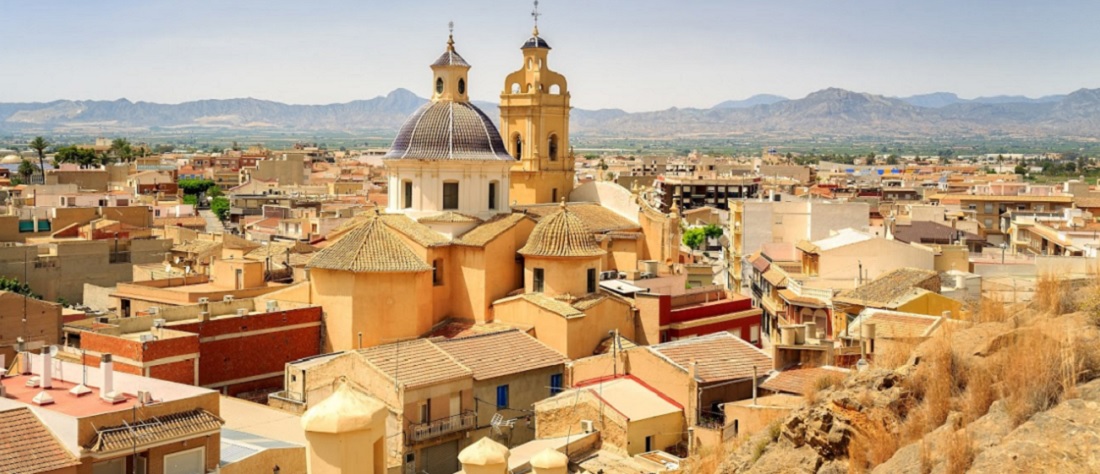 El Castillo de Santa Bárbara iluminado en Cox