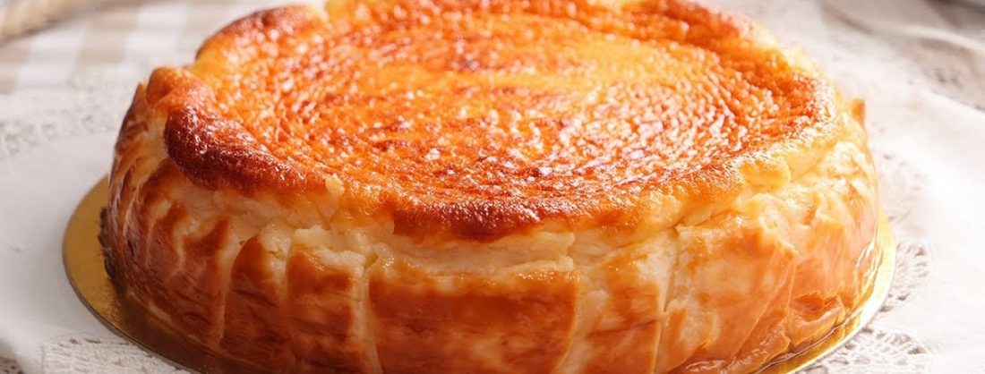 Tarta de queso de La Viña con el borde tostado y centro cremoso