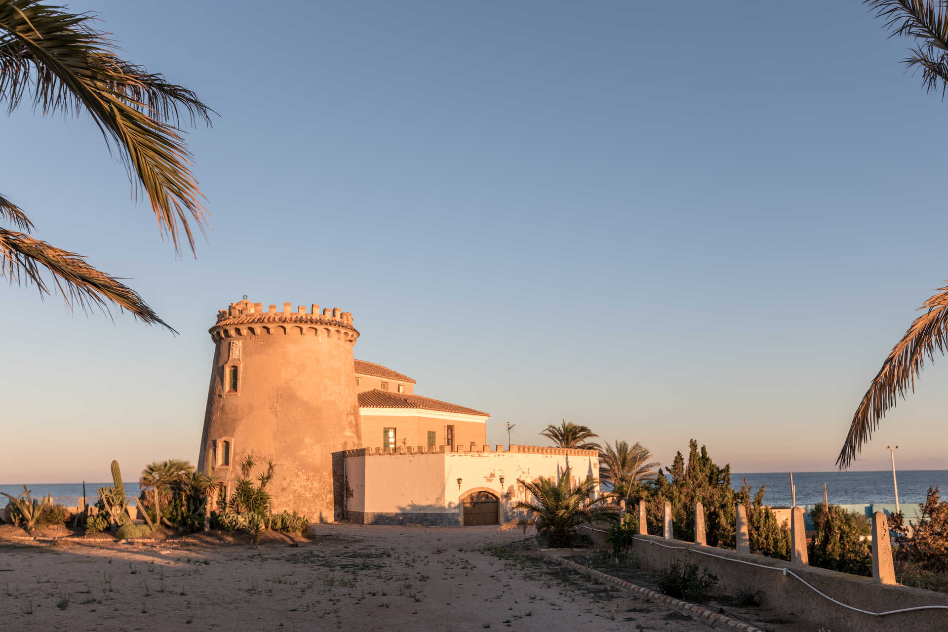 Vista lateral de la Torre Vigía de la Horadada frente al mar