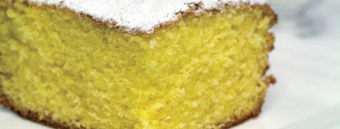 Bizcocho de yogur esponjoso espolvoreado con azúcar glass