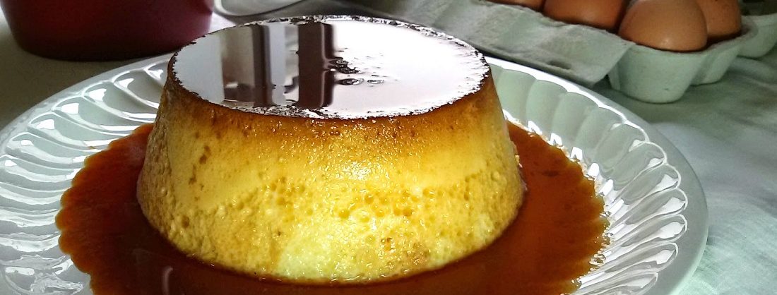 Flan de huevo casero bañado en caramelo líquido