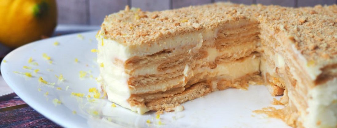 Corte de tarta de limón con capas visibles de galleta María