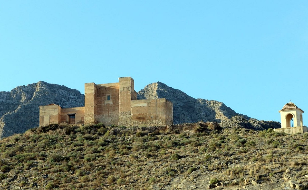 Vista del Castillo de Santa Bárbara sobre el cerro de Cox
